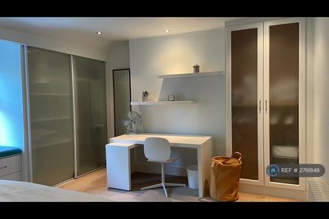 1 bedroom in a flat share to rent, Humber Road, London, SE3