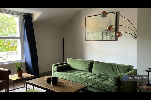 1 bedroom in a flat share to rent, Humber Road, London, SE3