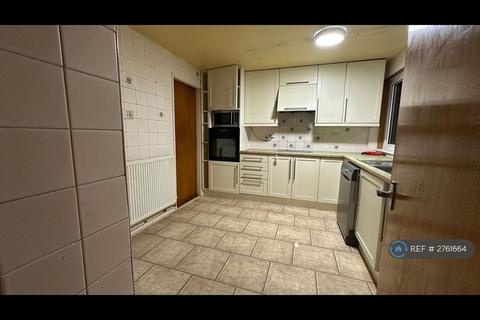 4 bedroom detached house to rent, Rambleford Way, Stafford, ST16