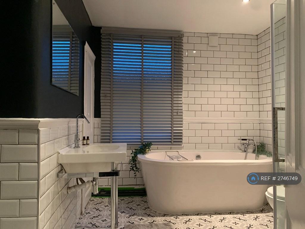 Modern Bathroom With High-End Fittings
