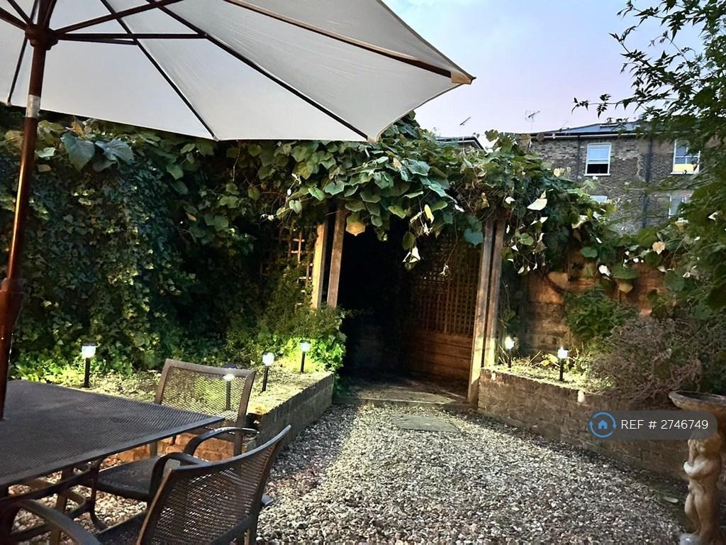 Secluded Private Garden With Gravelled Seating