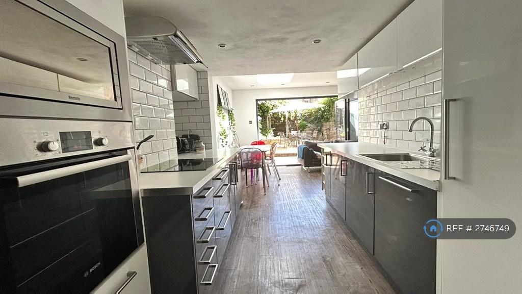 Modern Fully Fitted Kitchen With Bosch Induction