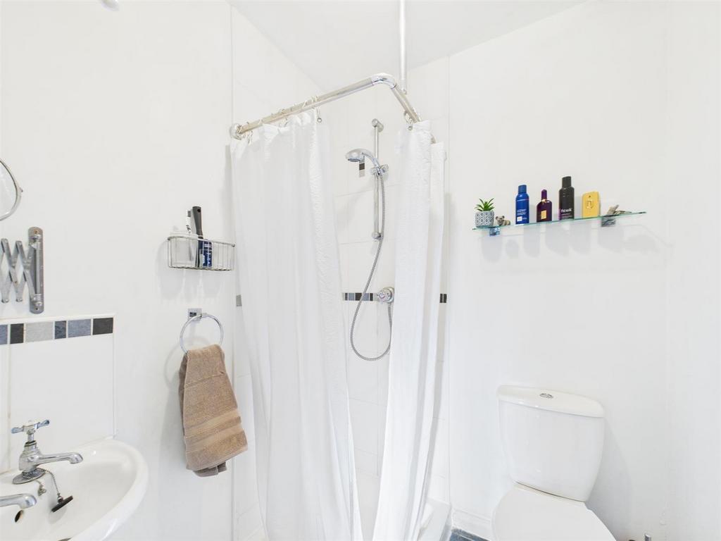 Bed 3 en suite.jpg