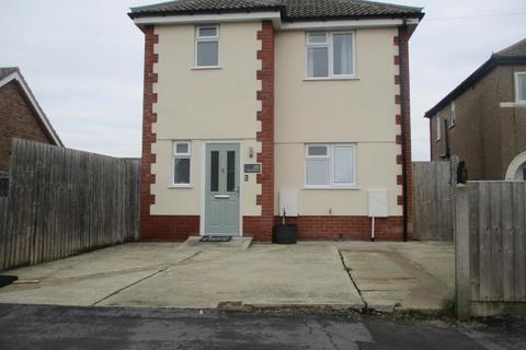 3 bedroom detached house to rent, Douglas Road, Clacton On Sea, Essex, CO15 3JT