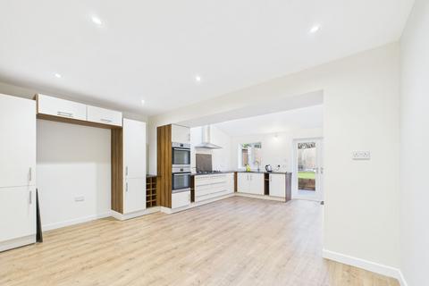 3 bedroom semi-detached house to rent, Stour Road, Manchester M29