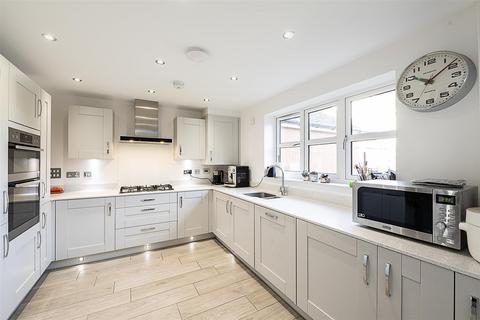 5 bedroom detached house for sale, Osprey Drive, St. Albans