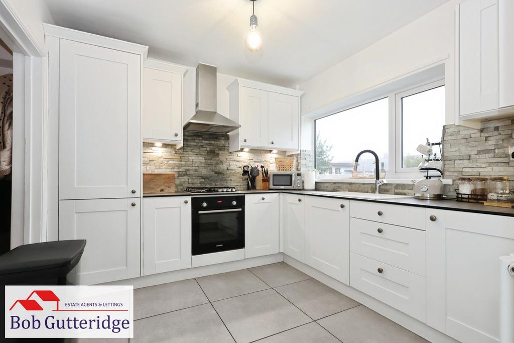 Fitted kitchen / breakfast room