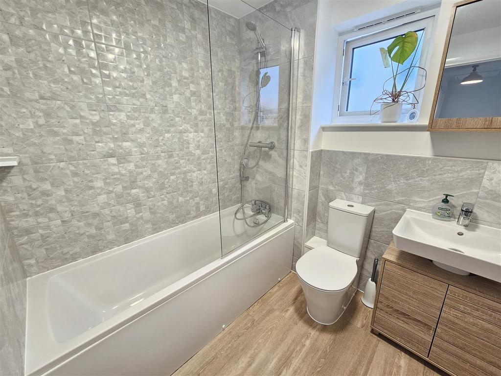 Main Bathroom.jpg