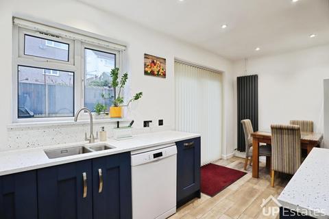 3 bedroom end of terrace house for sale, Chenies Close, Coventry