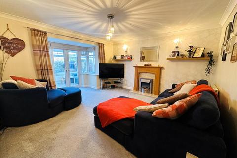 4 bedroom detached house for sale, Whitehouse Avenue, Eggborough, Goole
