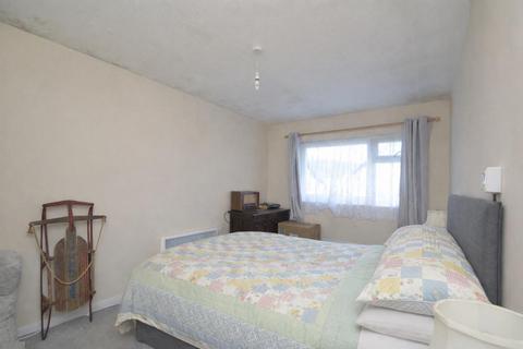 2 bedroom flat for sale, UNDERCOVER PARKING SPACE * SHANKLIN