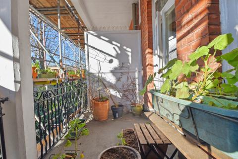 3 bedroom flat for sale, Lissenden Gardens, Parliament Hill, London NW5