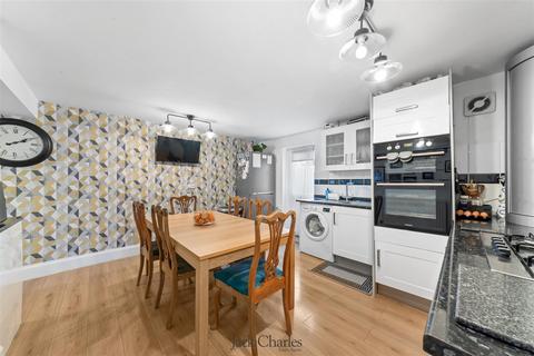 3 bedroom detached bungalow to rent, Lower Green Road, Pembury