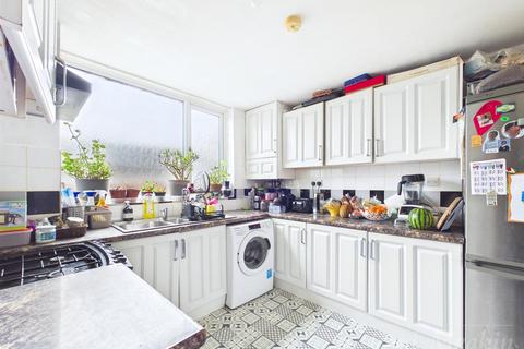 3 bedroom terraced house for sale, Queen Elizabeths Gardens, New Addington, Croydon