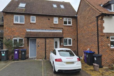 3 bedroom terraced house to rent, Princes Mews, Royston,