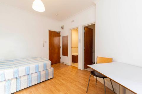 Studio to rent, Willesden Lane, London NW2