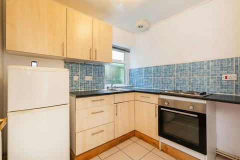 Studio to rent, Willesden Lane, London NW2