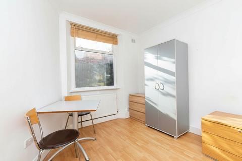 Studio to rent, Willesden Lane, London NW2
