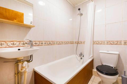 Studio to rent, Willesden Lane, London NW2