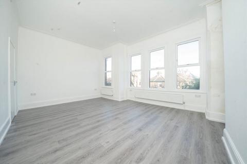5 bedroom terraced house to rent, Coppetts Road, London N10