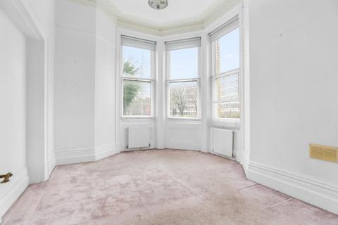 2 bedroom flat to rent, The Drive, Hove, BN3
