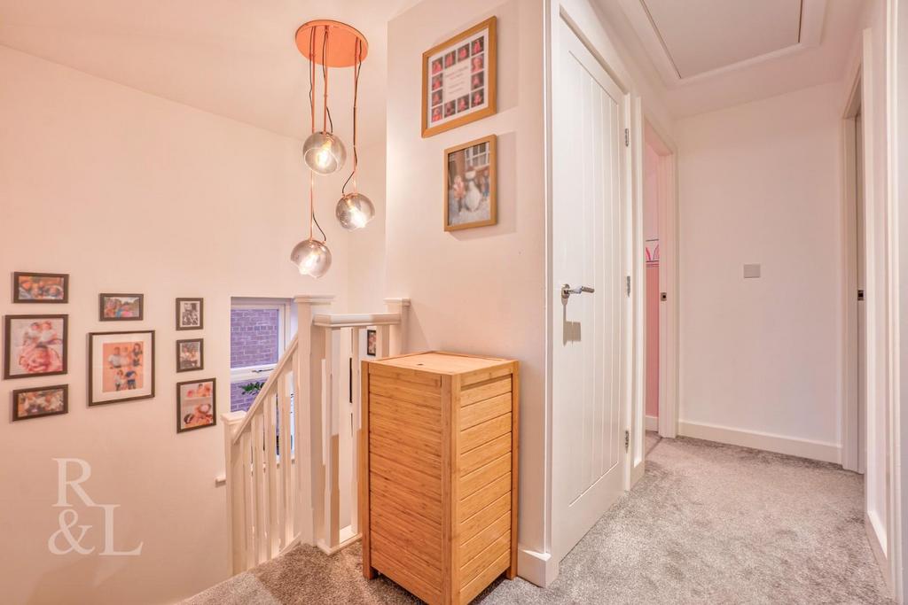 8 Bernard Vann Crescent (18).jpg
