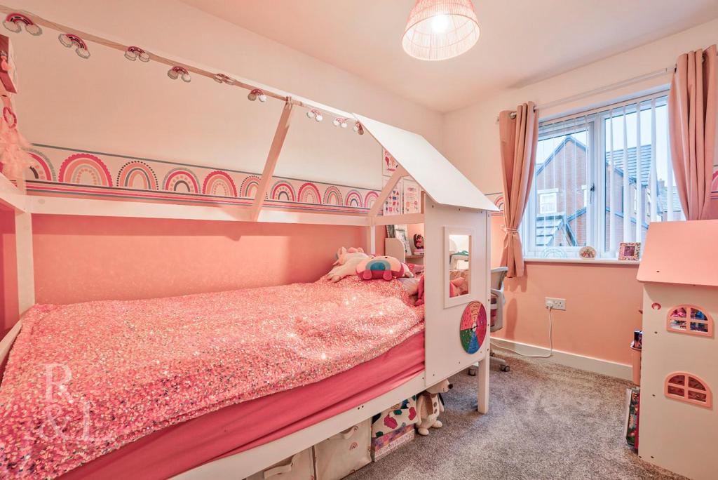 8 Bernard Vann Crescent (17).jpg