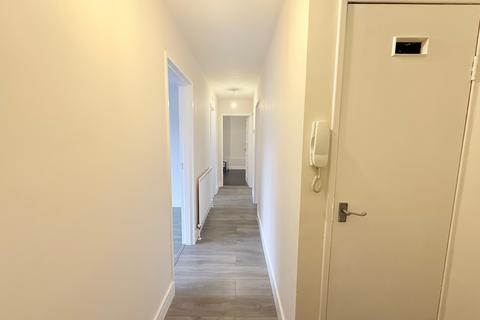 2 bedroom flat to rent, Friars Way, Bushey WD23