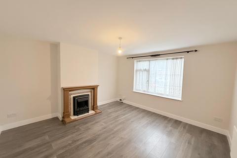 2 bedroom flat to rent, Friars Way, Bushey WD23