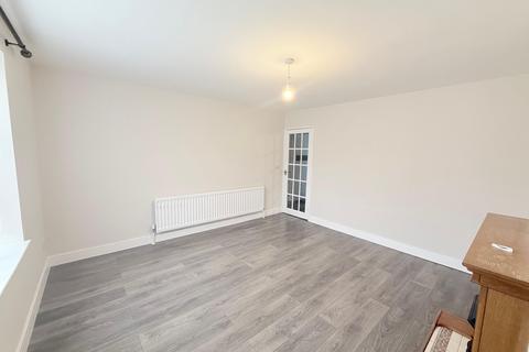 2 bedroom flat to rent, Friars Way, Bushey WD23