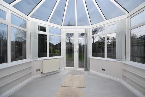 3 bedroom bungalow to rent, Crawford Close, Leamington Spa