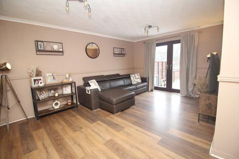 2 bedroom ground floor flat for sale, Honeysuckle Lane, Heatherdale Village, Jamestown G83