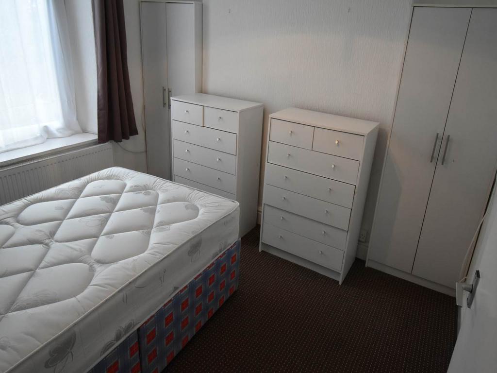 Bedroom photo 2