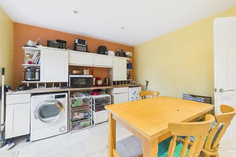 5 bedroom semi-detached house for sale, Thatcham Avenue Kingsway, Quedgeley, Gloucester