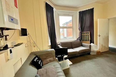 4 bedroom flat to rent, Winton