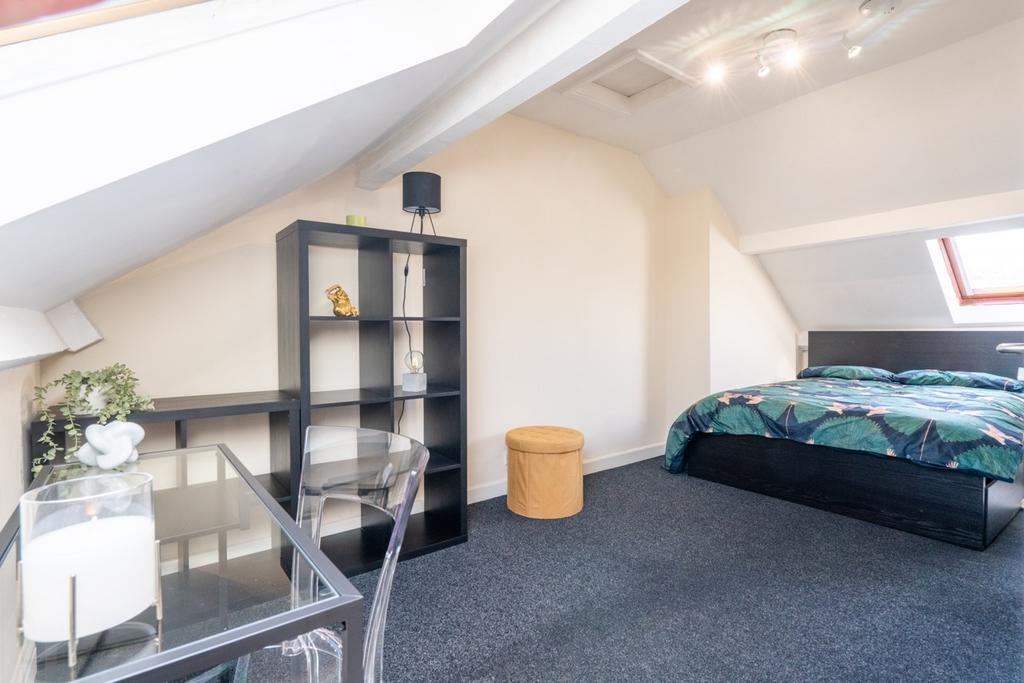 Bright, well-presented double bedroom in a conv...