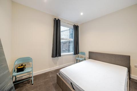 Studio to rent, Valetta Road, London, W3