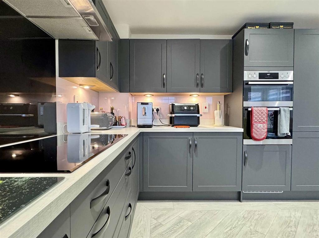 Kitchen b.jpg