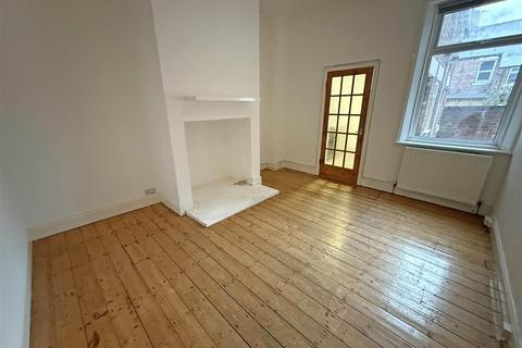 2 bedroom flat to rent, http://example.com