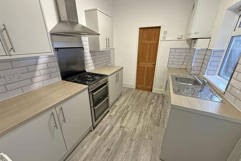 2 bedroom flat to rent, http://example.com