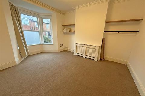2 bedroom flat to rent, http://example.com