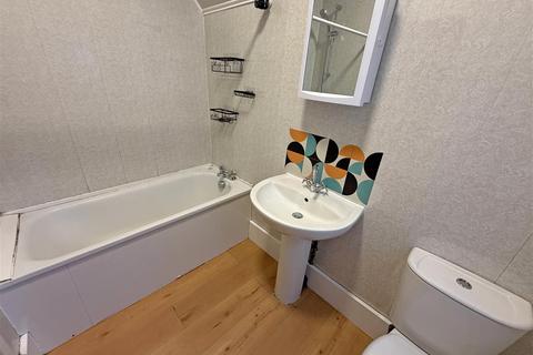 2 bedroom flat to rent, http://example.com