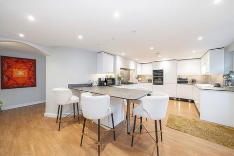 2 bedroom flat for sale, Woburn Hill, Addlestone KT15