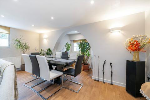 2 bedroom flat for sale, Woburn Hill, Addlestone KT15