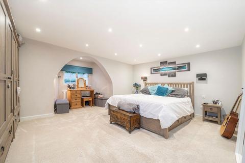 2 bedroom flat for sale, Woburn Hill, Addlestone KT15