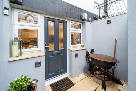 2 bedroom flat for sale, Woburn Hill, Addlestone KT15