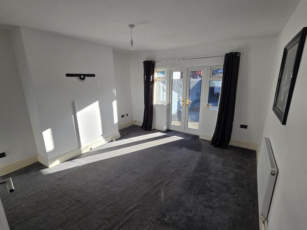 Living Room ..jpg