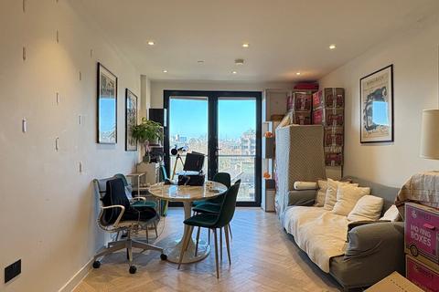 2 bedroom flat to rent, Eastlight Apartments, 18 Dock Street, London, England, E1