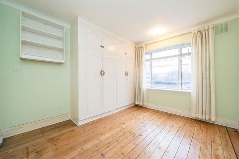 3 bedroom flat to rent, Barons Keep, London W14