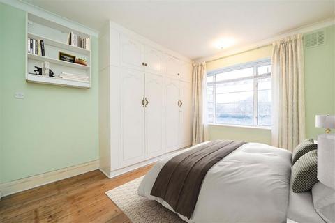 3 bedroom flat to rent, Barons Keep, London W14